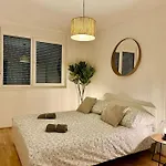 Modern Danube Apartment With Balcony & Free Parking