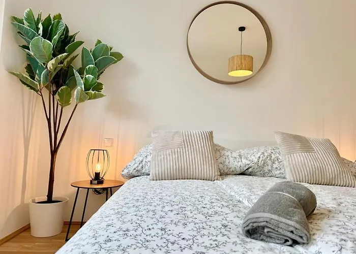 Modern Danube Apartment With Balcony & Free Parking