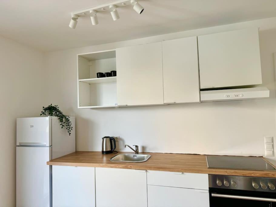Apartment Modern Danube With Balcony & Free Parking *