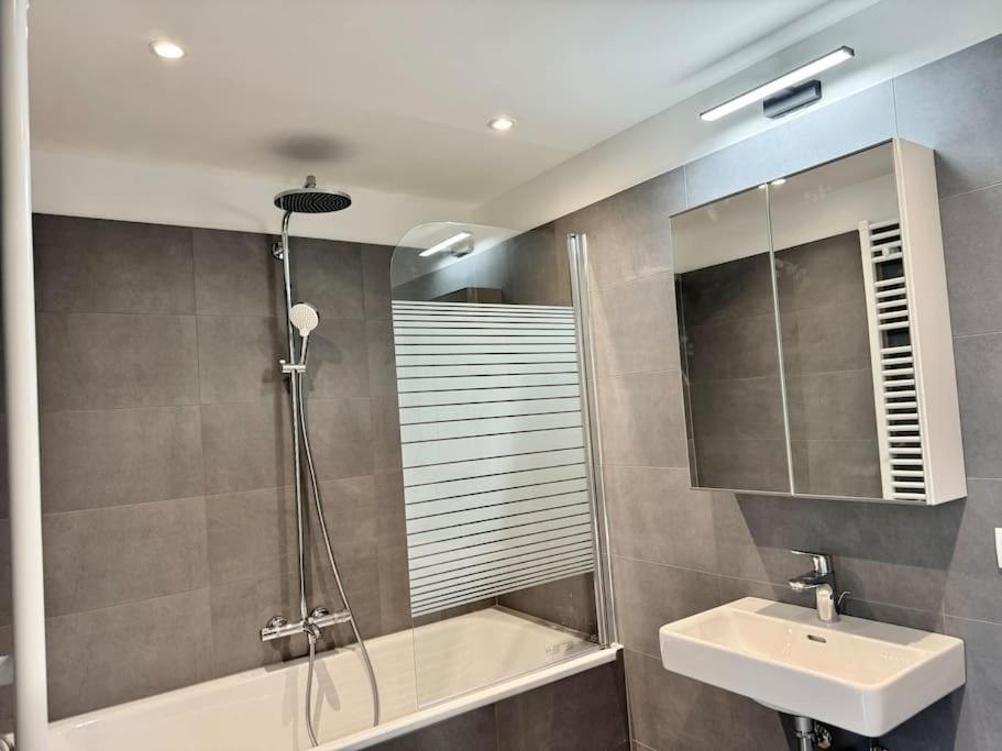 Modern Danube With Balcony & Free Parking *