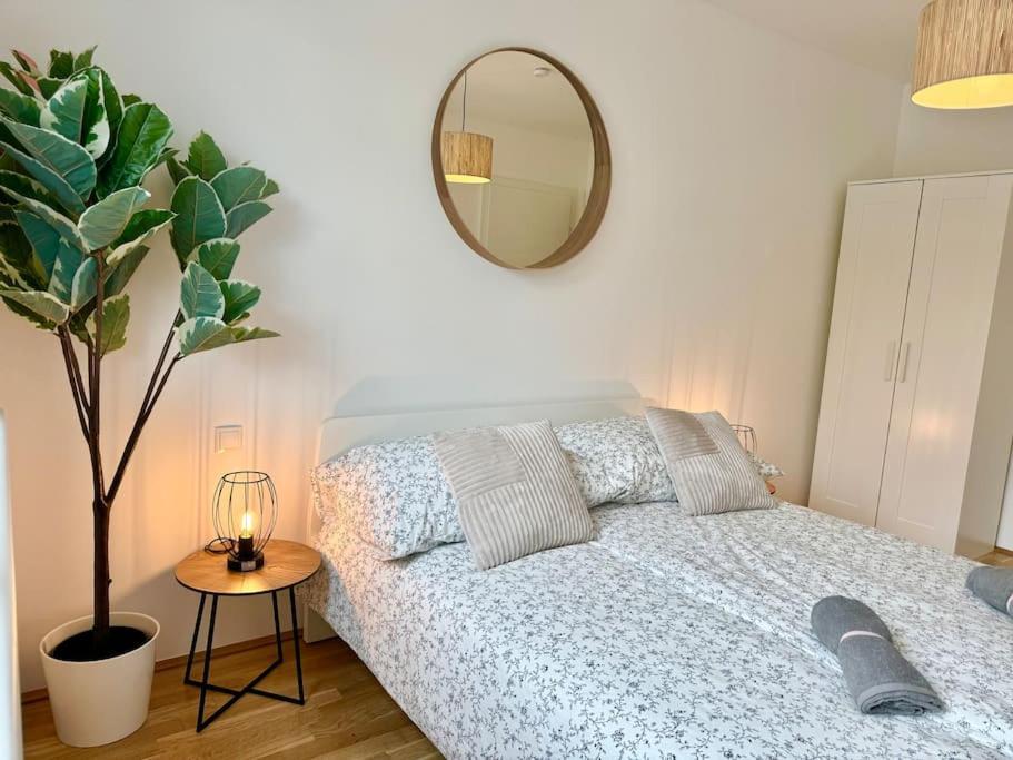 Modern Danube With Balcony & Free Parking Apartment