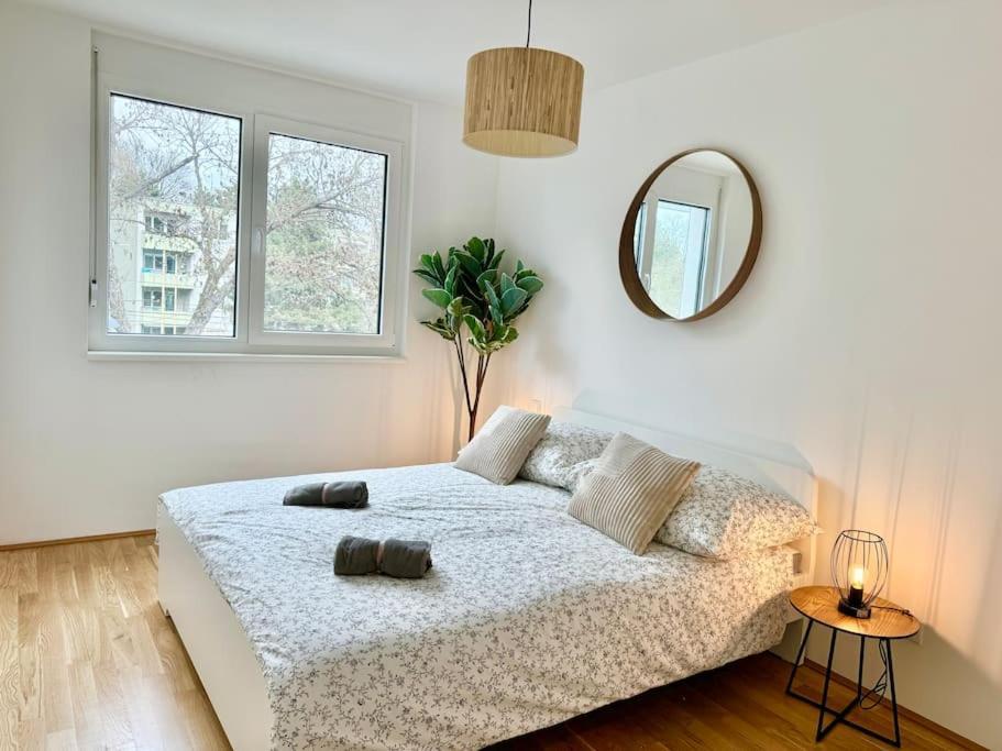 Modern Danube With Balcony & Free Parking Apartment Wien